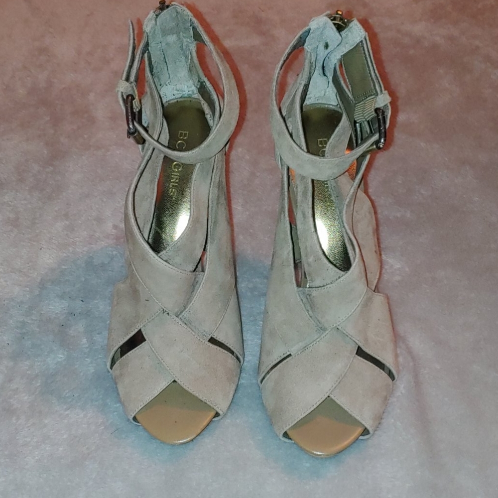 Beautiful tan heels